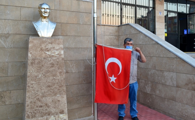 Rüzgarda yere düşen Türk bayrağını dalgalandırmak için seferber oldular