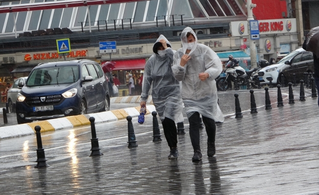 Sağanak yağış Taksim’de hayatı felç etti