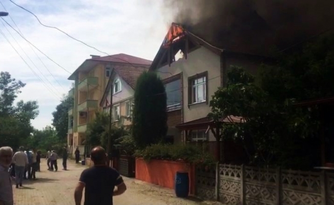 Sakarya’da evin çatısı alev alev yandı