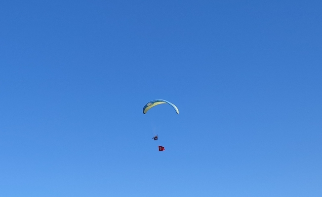 Samandağ’da yamaç paraşütüyle 19 Mayıs kutlaması