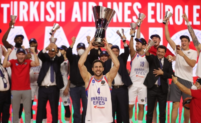 Şampiyon Anadolu Efes kupasını aldı