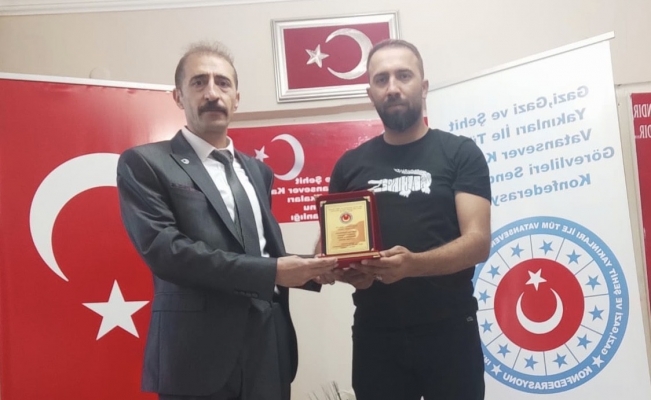 Şehit Gazi Sendikası Konfederasyonundan İHA’ya plaket