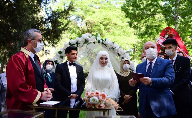 Şehit kızı babasının mezarını ziyaret etti ardından nikah salonuna gitti