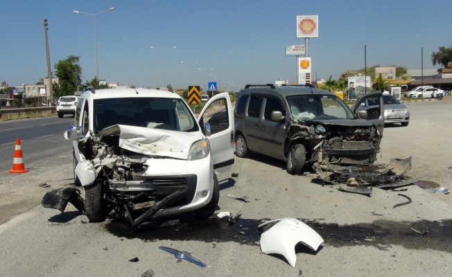  Servis yolundaki kazada araçlar hurdaya döndü, anne ve oğlu yaralandı