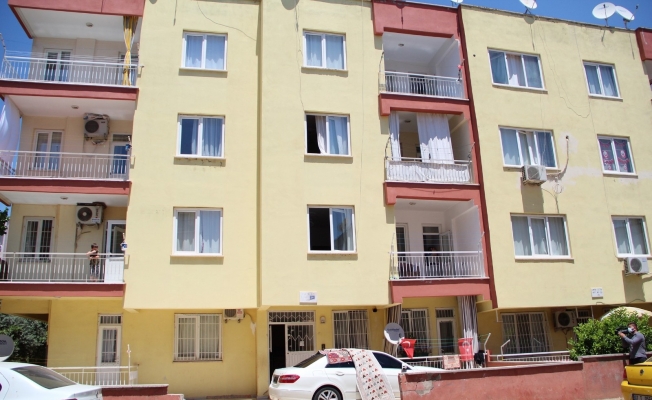 Sevgililer arasında çıkan tartışmada, genç kız 2. kattan park halindeki otomobilin üzerine düştü