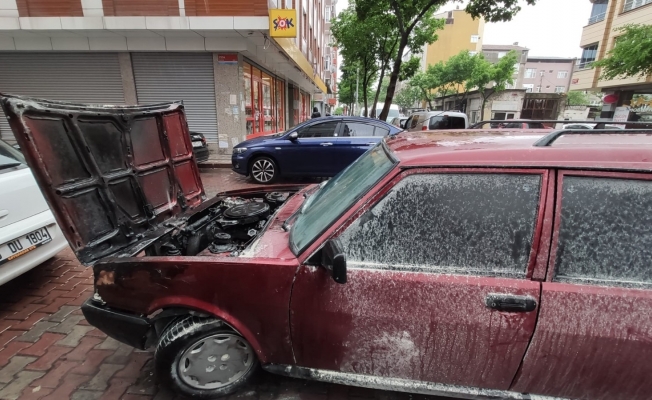 Seyir halindeyken alev alan otomobil yandı: Sürücü son anda araçtan indi