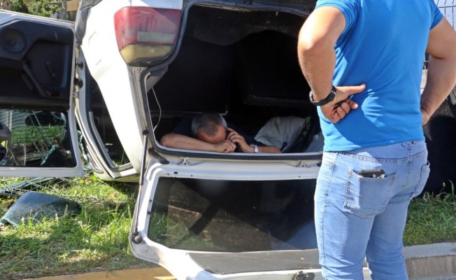 Sıkıştığı ters dönen aracın içinde cep telefonunu elinden bırakmadı