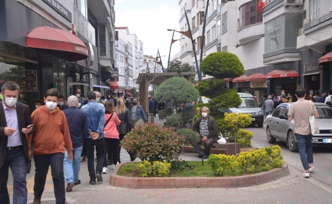 Sinop’ta tam kapanma sonrası vatandaşlar cadde ve sokakları doldurdu