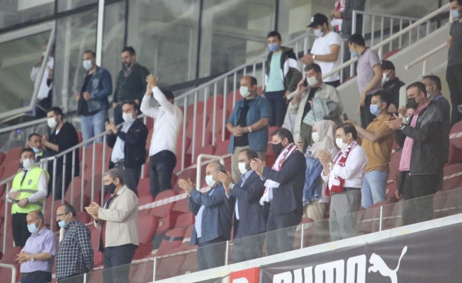 Sivasspor yönetimi takımı ayakta alkışladı