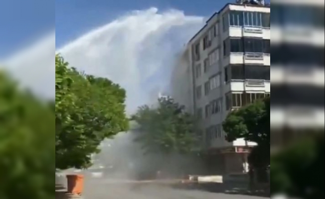 Su borusu patladı, tazyikli su 6 katlı apartman boyunu aştı