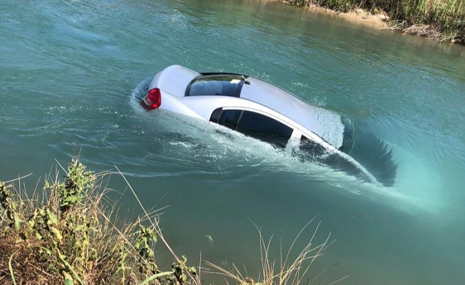 Sulama kanalına uçan otomobilden kendi imkanlarıyla kurtuldu