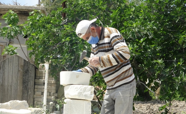 Suriyeli Abdülvahit ekmeğini taştan çıkarıyor