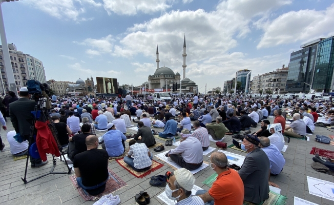 Taksim Camii’nde ilk namaz kılındı