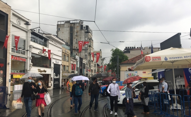 Taksim’de yağış etkili oldu