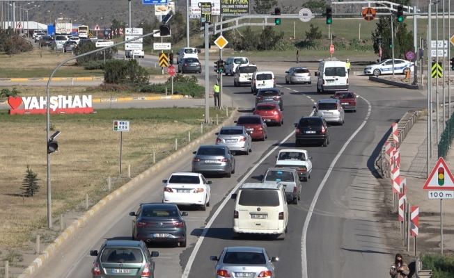 Tam kapanmanın ardından 43 ilin geçiş noktasında trafik yoğunluğu