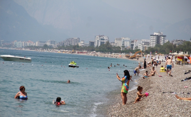 Tam kapanmanın son gününde  Antalya sahillerinde turist yoğunluğu