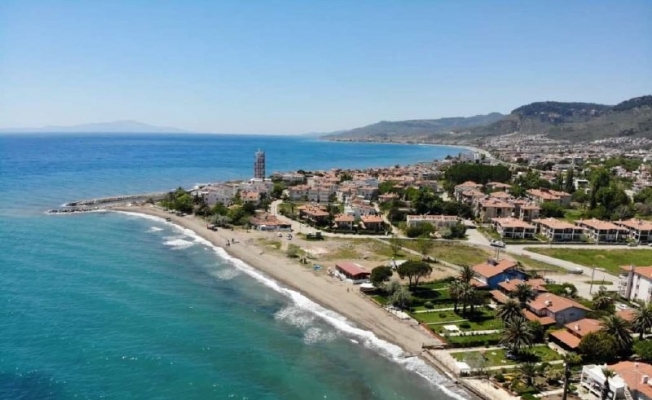 Tam kapanmayı fırsata çevirip plajları temizliyorlar