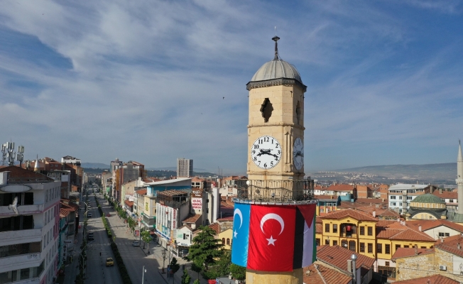 Tarihi Saat Kulesi’ne Doğu Türkistan ve Filistin bayrağı asıldı