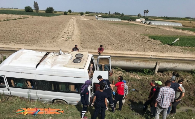 Tarım işçilerini taşıyan minibüs şarampole devrildi: 7 yaralı