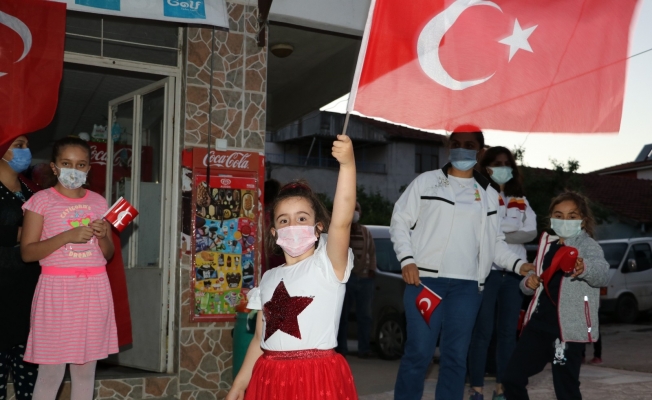 Taşova’da dev Türk bayrağı ve Atatürk posteri ile 19 Mayıs kutlaması