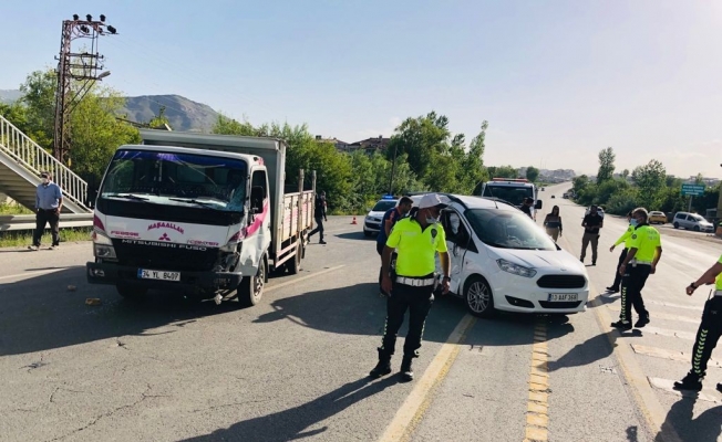 Tatvan’da kamyonetler çarpıştı: 2 yaralı