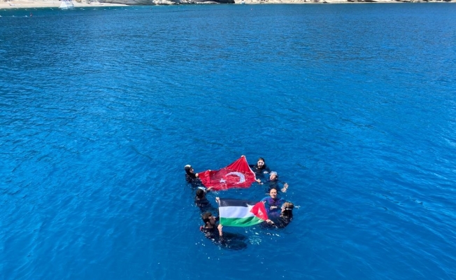 TDV gönüllüleri dalış yaparak Filistin bayrağı açtı