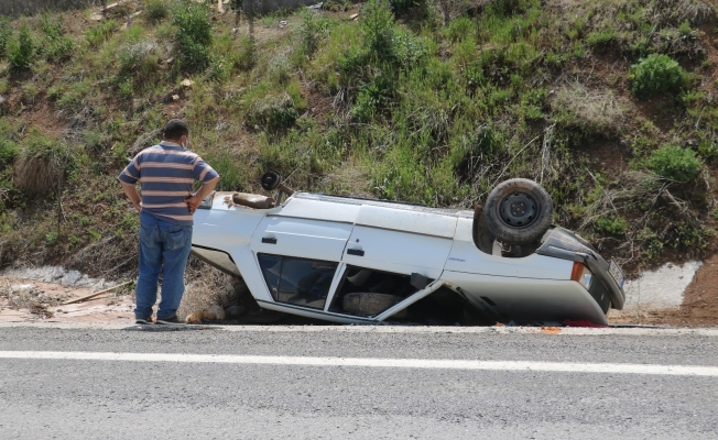 Tekeri yerinden fırlayan otomobil ters döndü: 2 yaralı