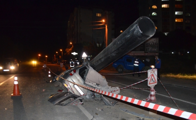 Tekirdağ’da feci kaza: Yolun ortasındaki dev boruya çarpıp kanala düştü