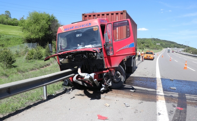 TEM’de kamyon bariyere ok gibi saplandı: 1 yaralı