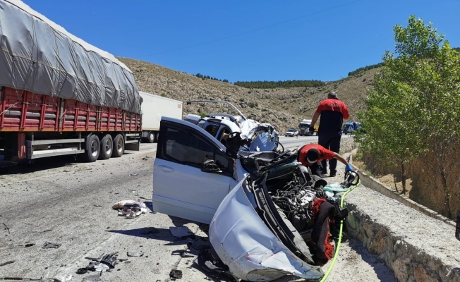 Tır ile çarpışarak parçalanan aracın sürücüsü feci şekilde can verdi