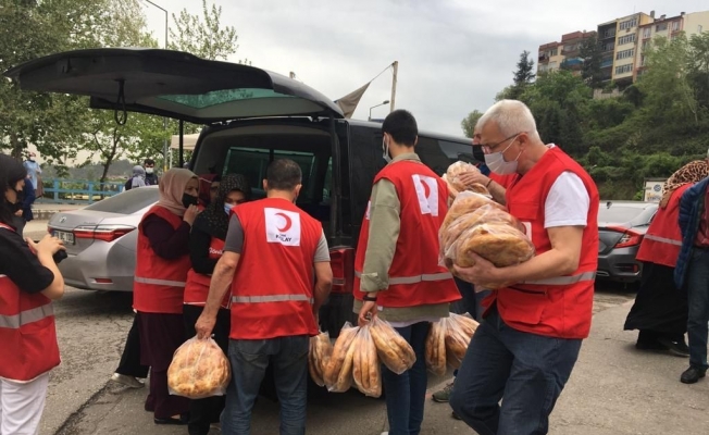 Türk Kızılay gönüllüleri 3 bin 500 ihtiyaç sahibi aileye ulaştı