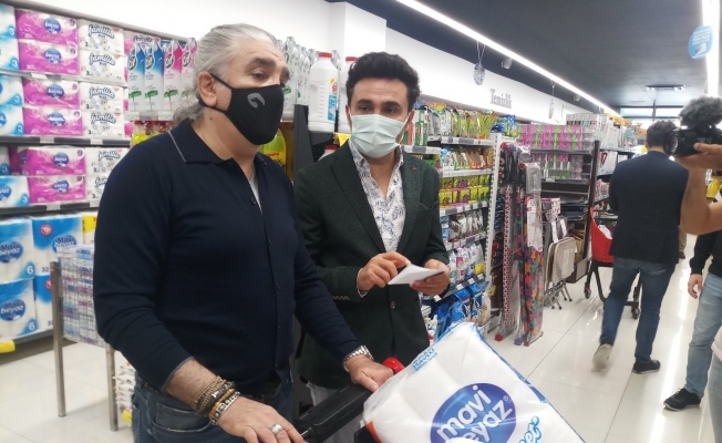 Ünlü radyocular Sultangazili vatandaşların market alışverişini yaptı