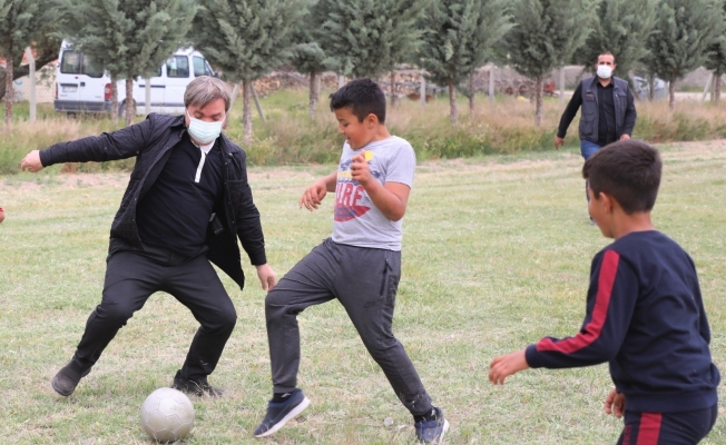 Vali Aydoğdu ve protokol üyeleri çocuklarla futbol maçı yaptı