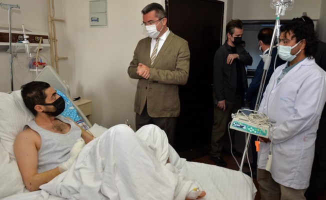 Vali Memiş, yaralı Özel Harekat Polisi Öner’i hastanede ziyaret etti