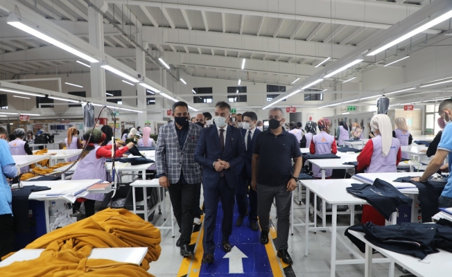 Vali Oktay Çağatay, Nur Yapı Tekstili ziyaret etti