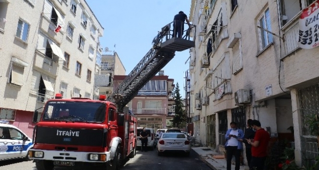 Yalnız yaşayan adam, evde kanlar içerisinde ölü bulundu