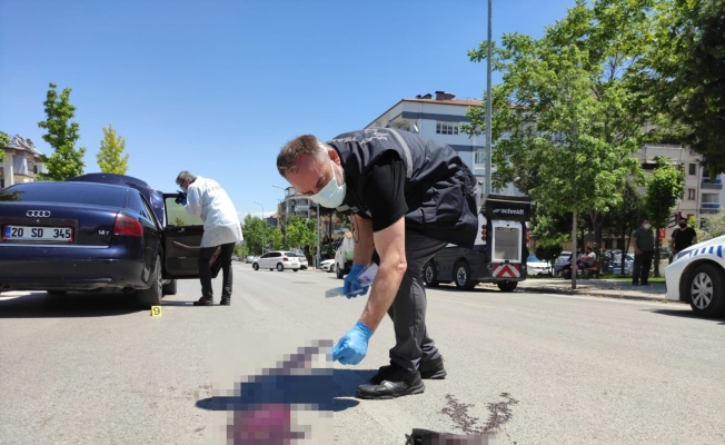 Yaya geçidinde aracın çarptığı genç kız 40 metre öteye fırladı