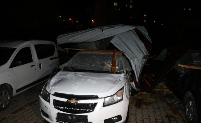 Yozgat’ta etkili olan fırtına çatıları uçurdu, çok sayıda araca hasar verdi
