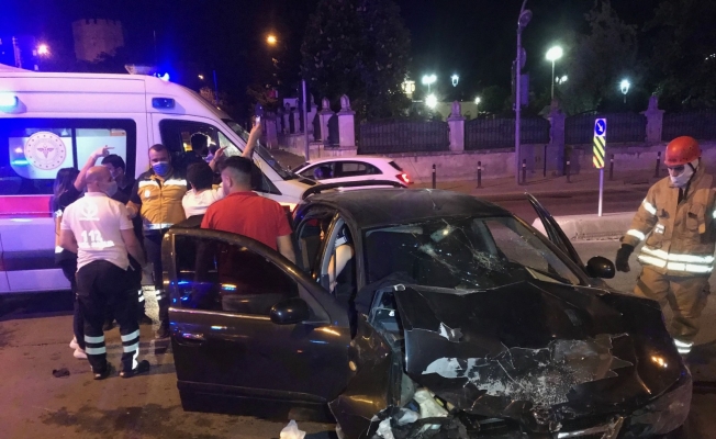 Zeytinburnu’nda iki otomobil çarpıştı: 4 yaralı