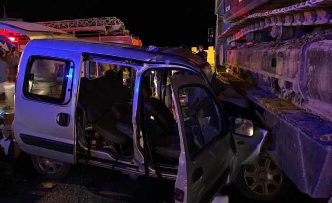 Alanya'da hafif ticari araç TIR'a çarptı: 2 yaralı