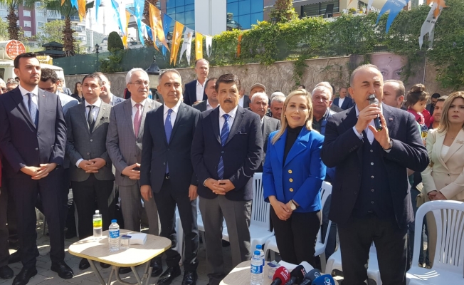 Bakan Çavuşoğlu Alanya'da partililerle bayramlaştı