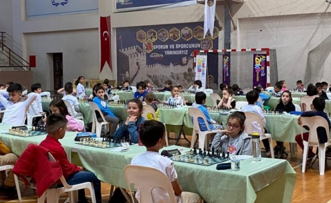 Satranç Turnuvası'nda kıyasıya rekabet