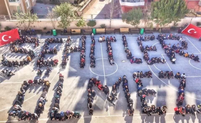 Alanya'da öğrencilerden dev mesaj: "Şehitler ölmez"