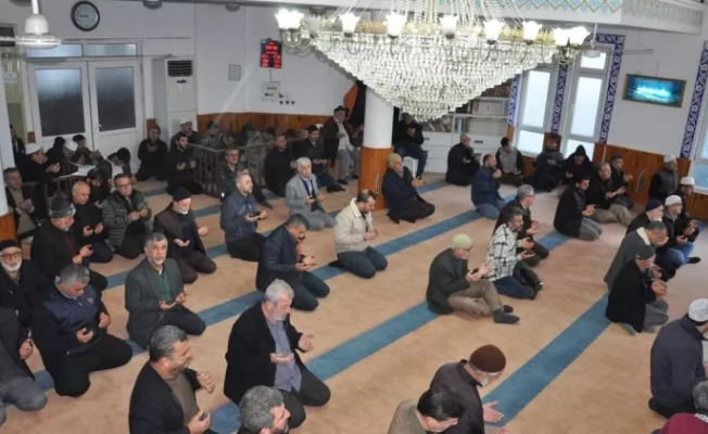 Alanya’da yüzlerce vatandaş şehitlerimiz için dua etti