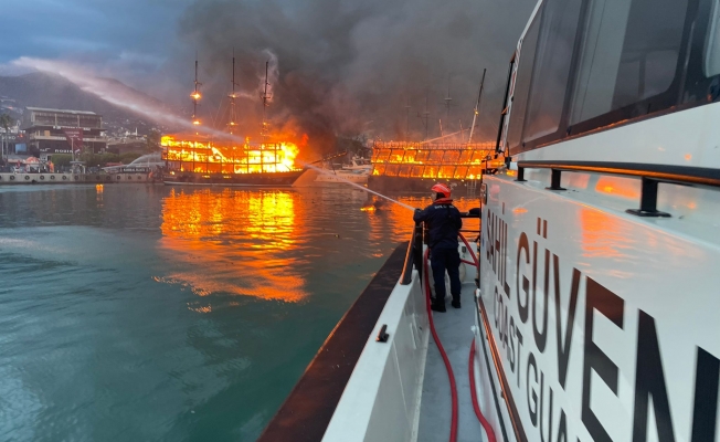 Alanya'da 2 tekne yanarak kül oldu