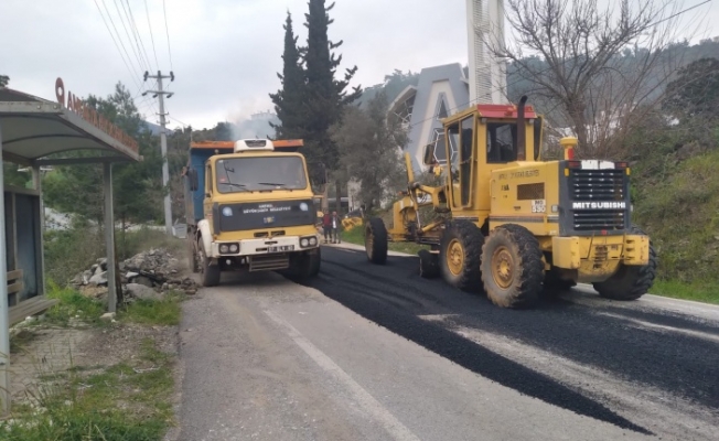Büyükşehir ekipleri Alanya’da 4 mahalle yoluna bakım yaptı