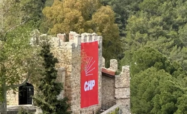 Alanya Kalesi burçlarında CHP bayrağı