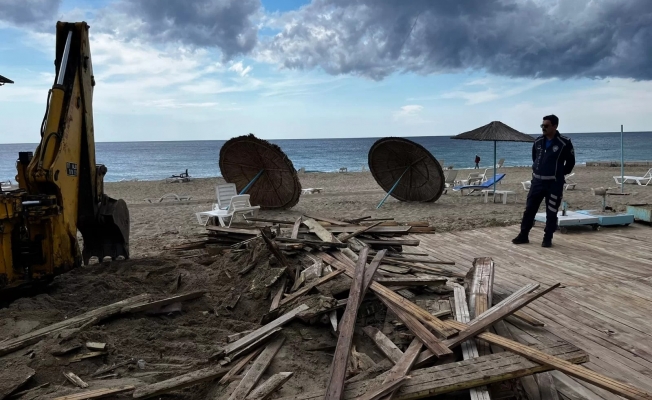 Damlataş’ta eski sahil büfeleri yenileniyor