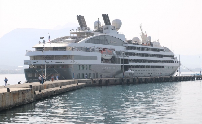 Fransız turistler Alanya’ya denizden geldi