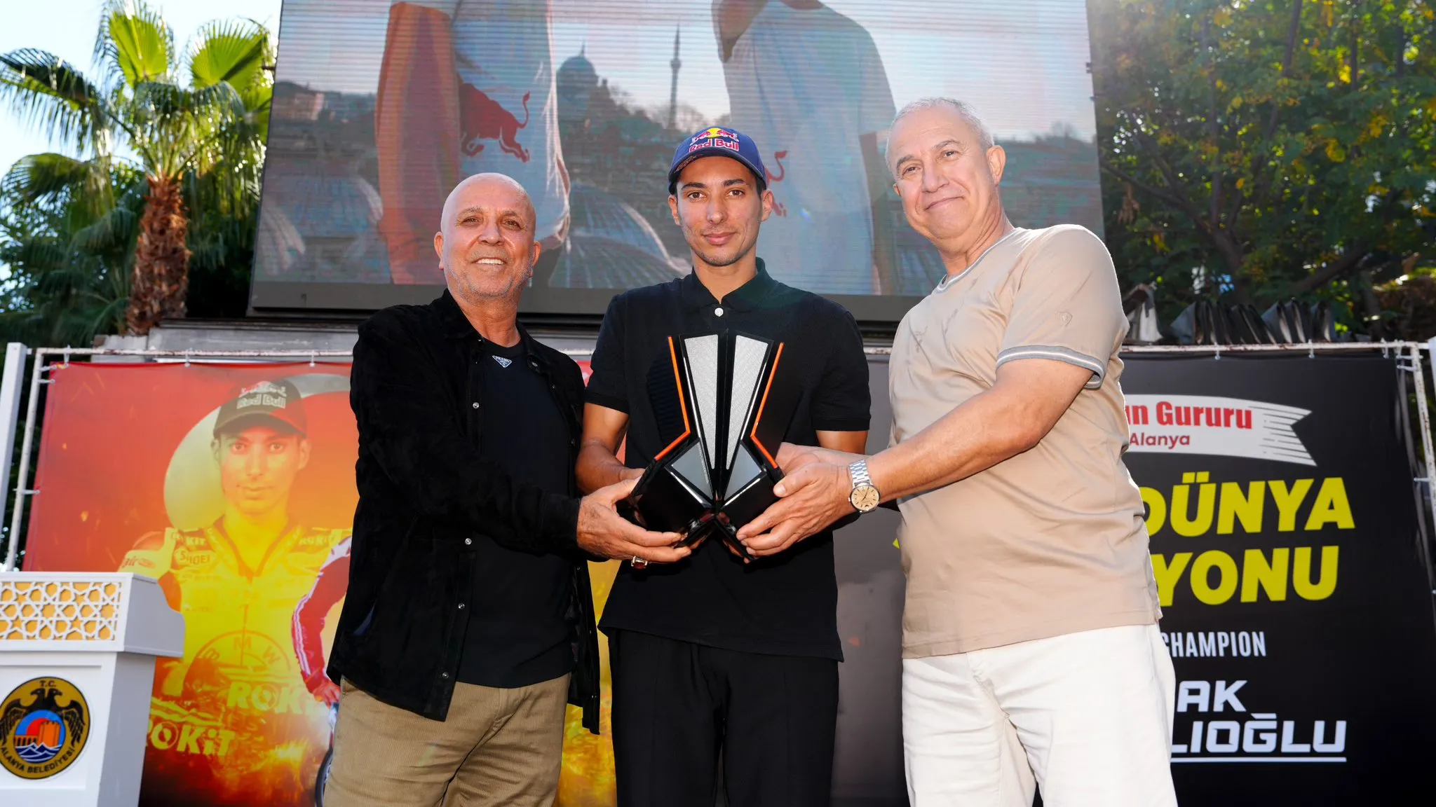 Şampiyon Toprak Razgatlıoğlu memleketi Alanya'da coşkuyla karşılandı